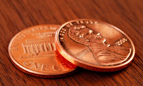 two coins on the table representing the round numbers in forex trading
