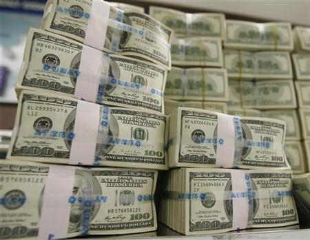 hundred dollar bills that represent a binary options trading strategy